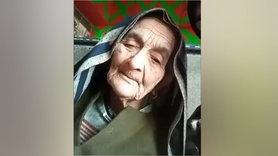 kashmir old woman english speaking video viral on internet