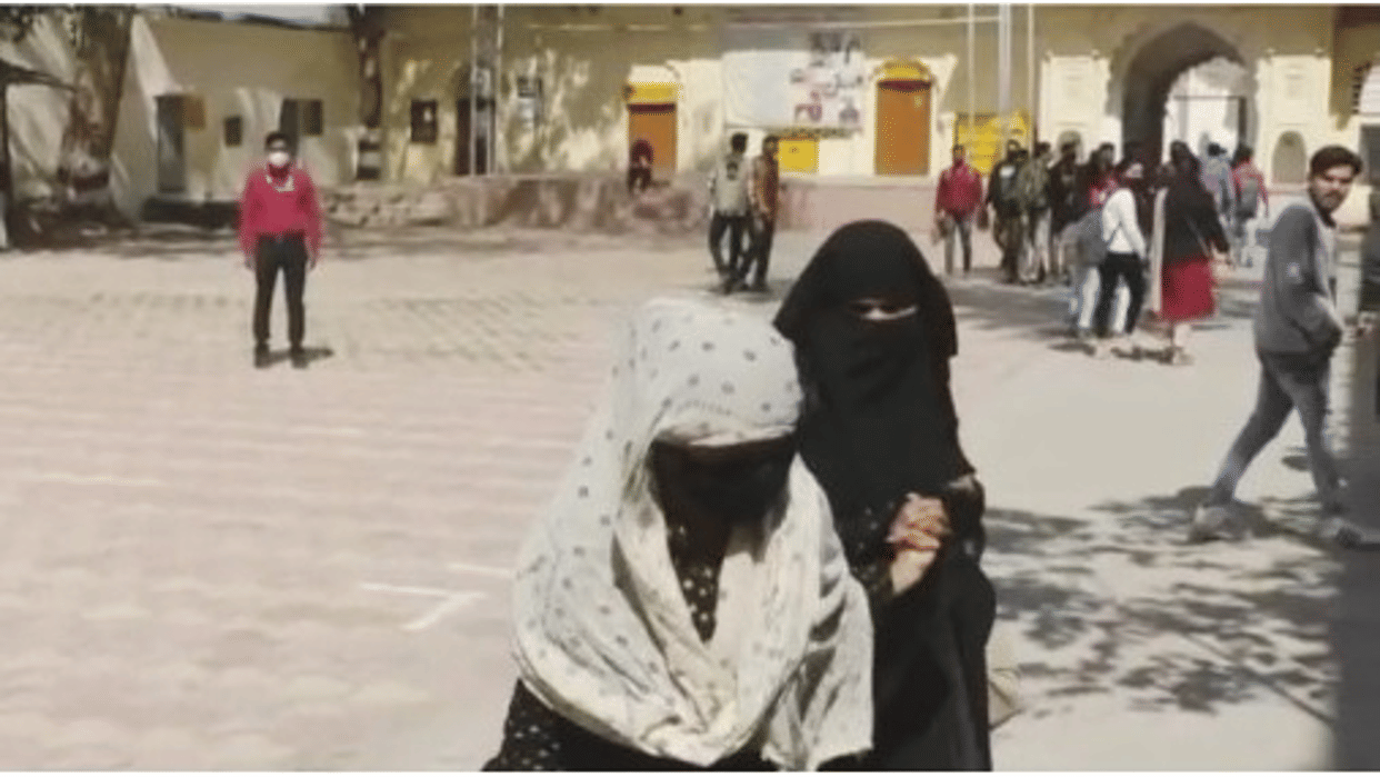 muslim whatsapp group warns girl removing burqa