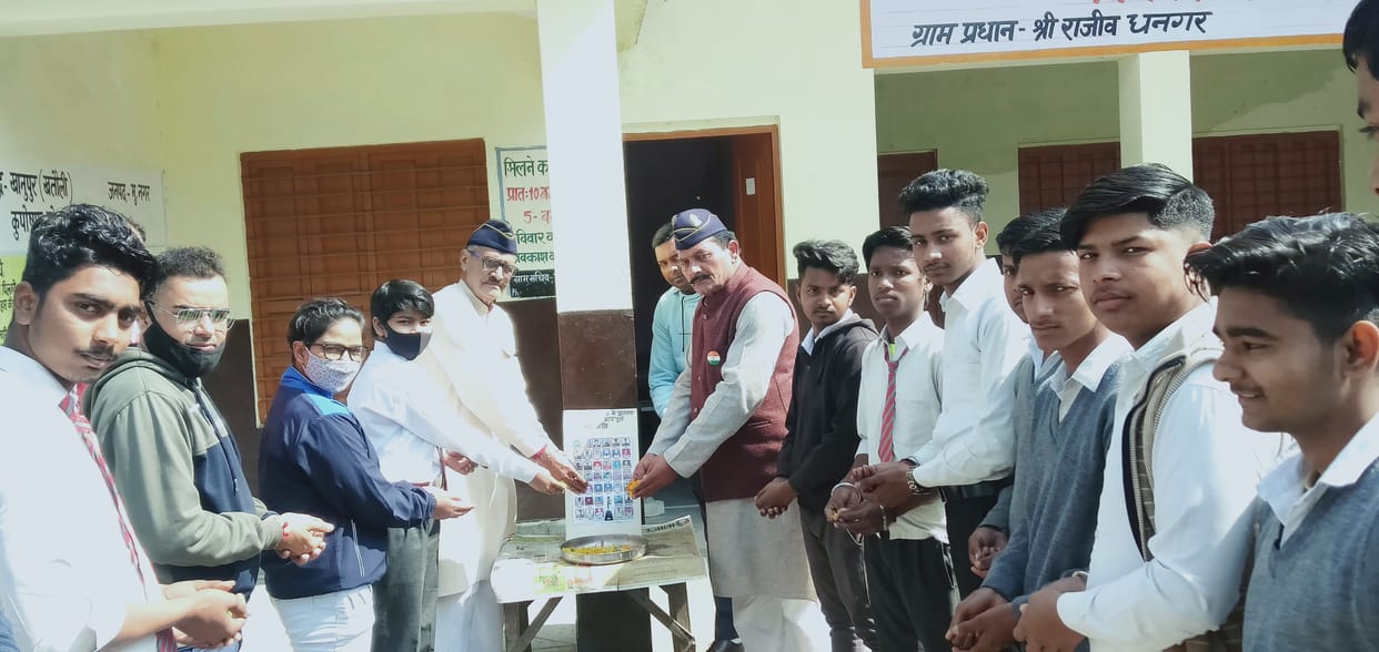 Tributes paid to martyrs of Pulwama