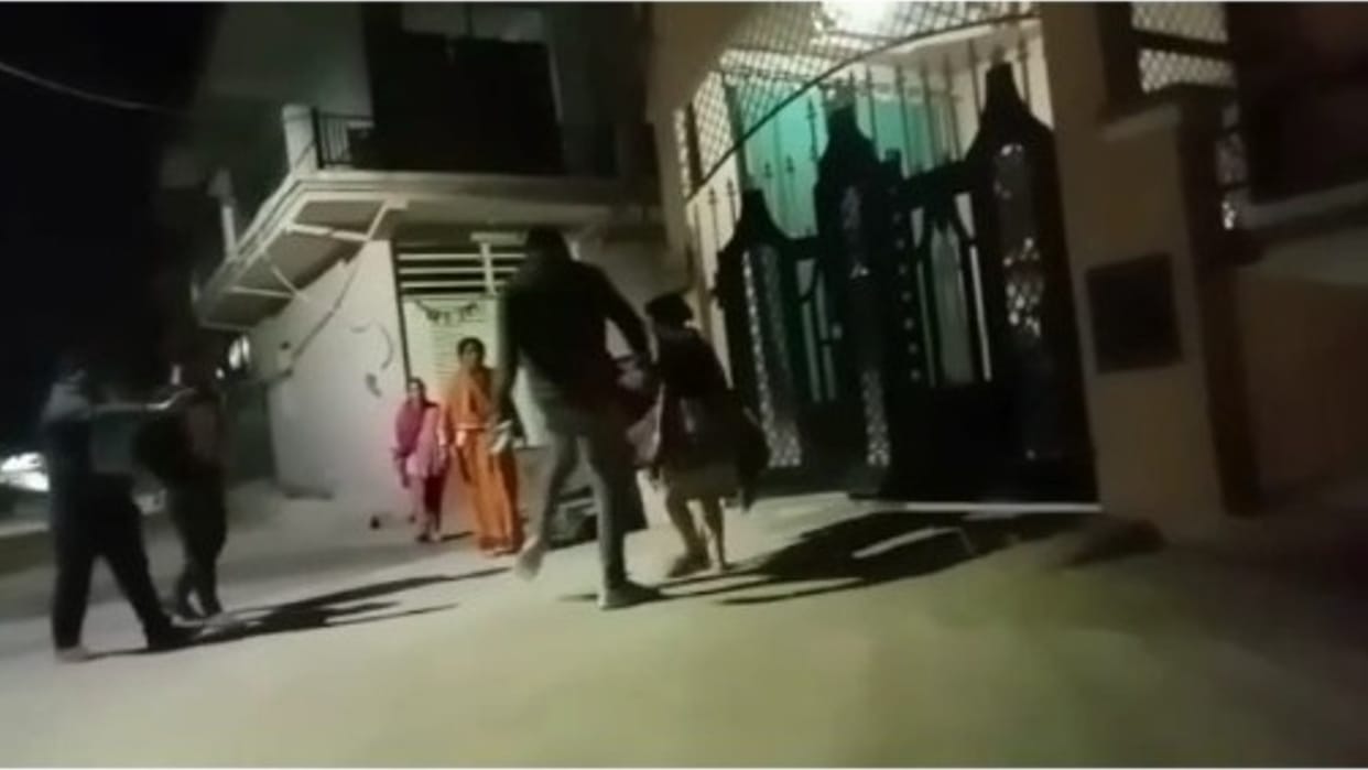 Insensitivity of the youth in Gwalior: The girl made a scratch in the car, then the car owner beat the innocent with kicks and fists