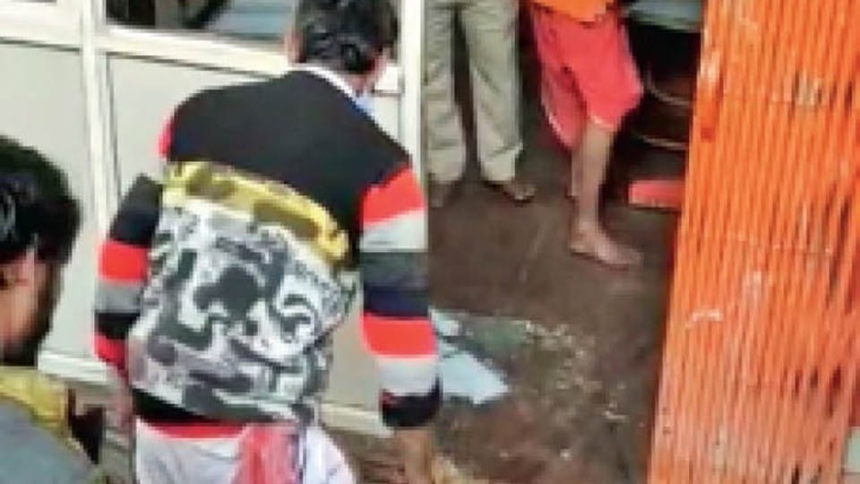 Ujjain: Temple committee employees clashed in Mangalnath temple, fierce fight broke out... office glass broke