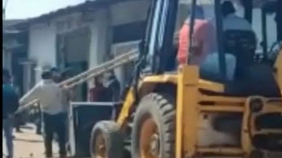 UP:Police called JCB after When the in-laws did not open the door