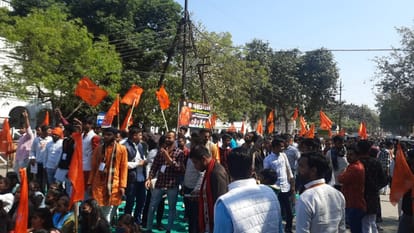 Dewas: ABVP burns effigy of Tamil Nadu government, protests demanding justice in student's suicide case