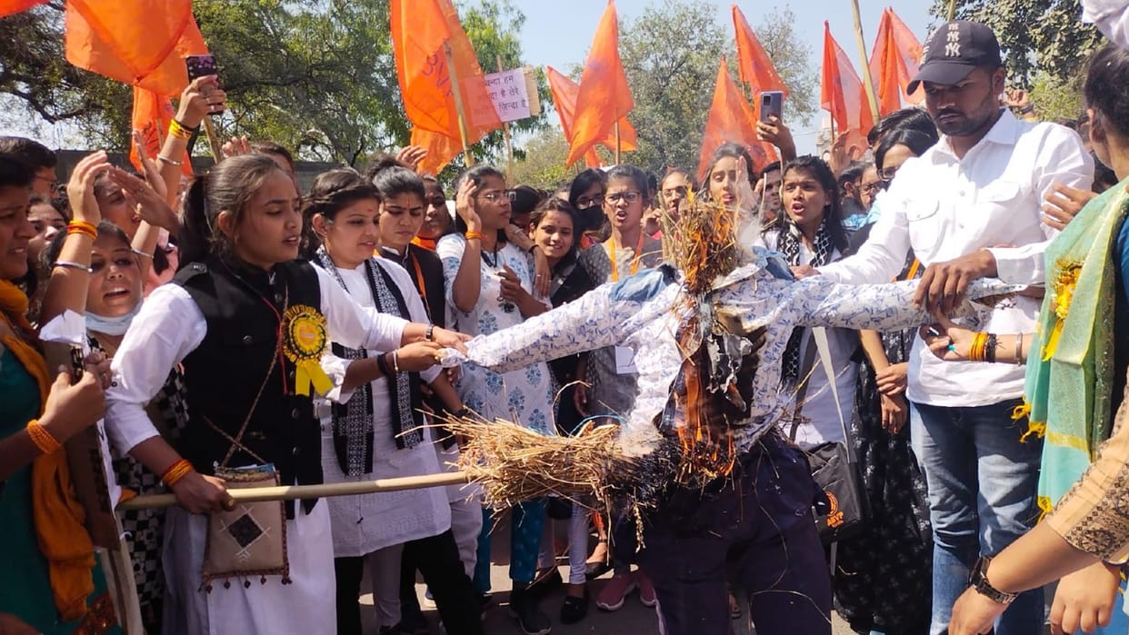 Dewas: ABVP burns effigy of Tamil Nadu government, protests demanding justice in student's suicide case