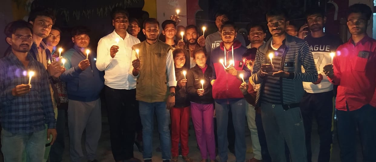 fathepur news,Tribute paid to Pulwama martyrs by lighting candles
