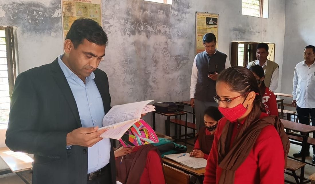 DC suddenly arrived in the classrooms among the students