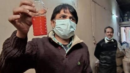 Ujjain: JCB ran on adulterer's spice factory, used to make red by mixing color in chillies, 14 samples failed in the lab