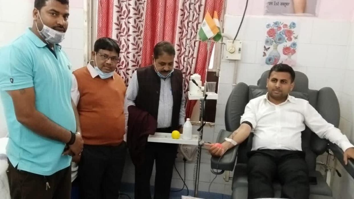 Rajgarh collector saved pregnant by donating blood, came to help after seeing the message on social media