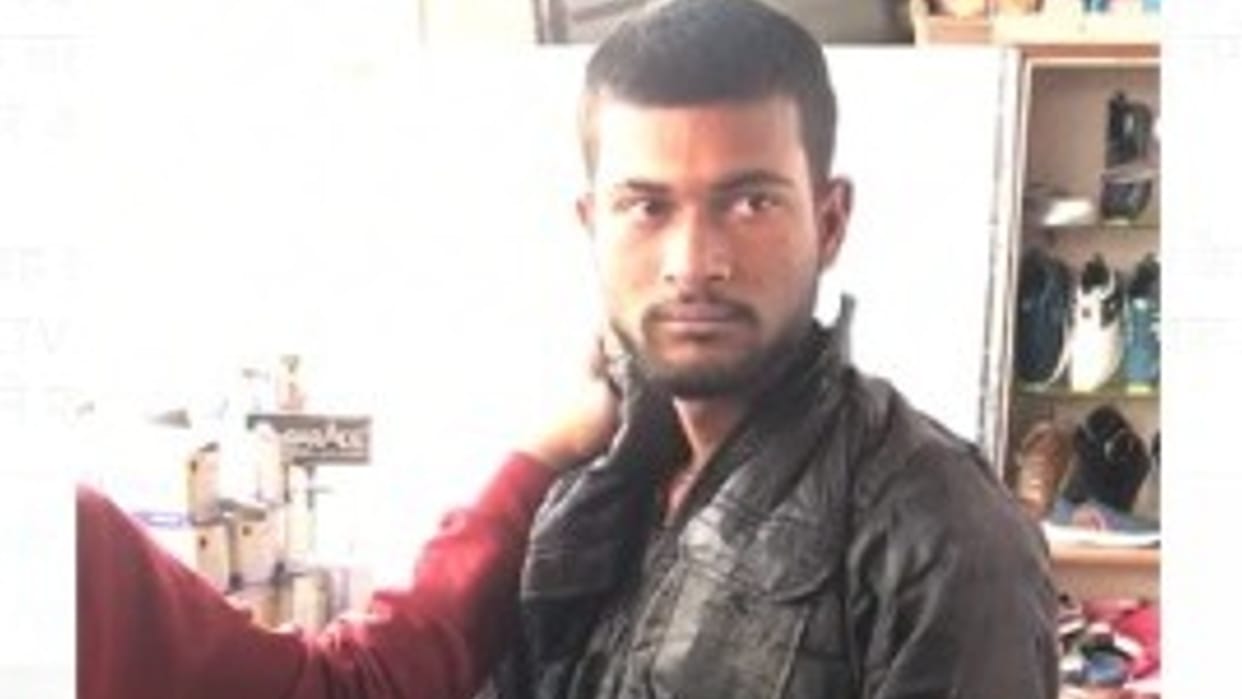 Chhatarpur: After catching the young man who broke the CCTV, the shopkeeper beat him up and handed him over to the police.