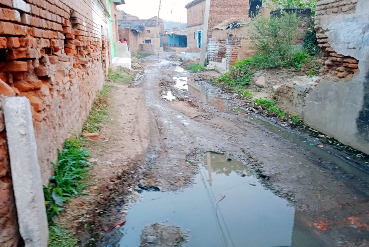 Scattered mud, waterlogging and mud on the main road