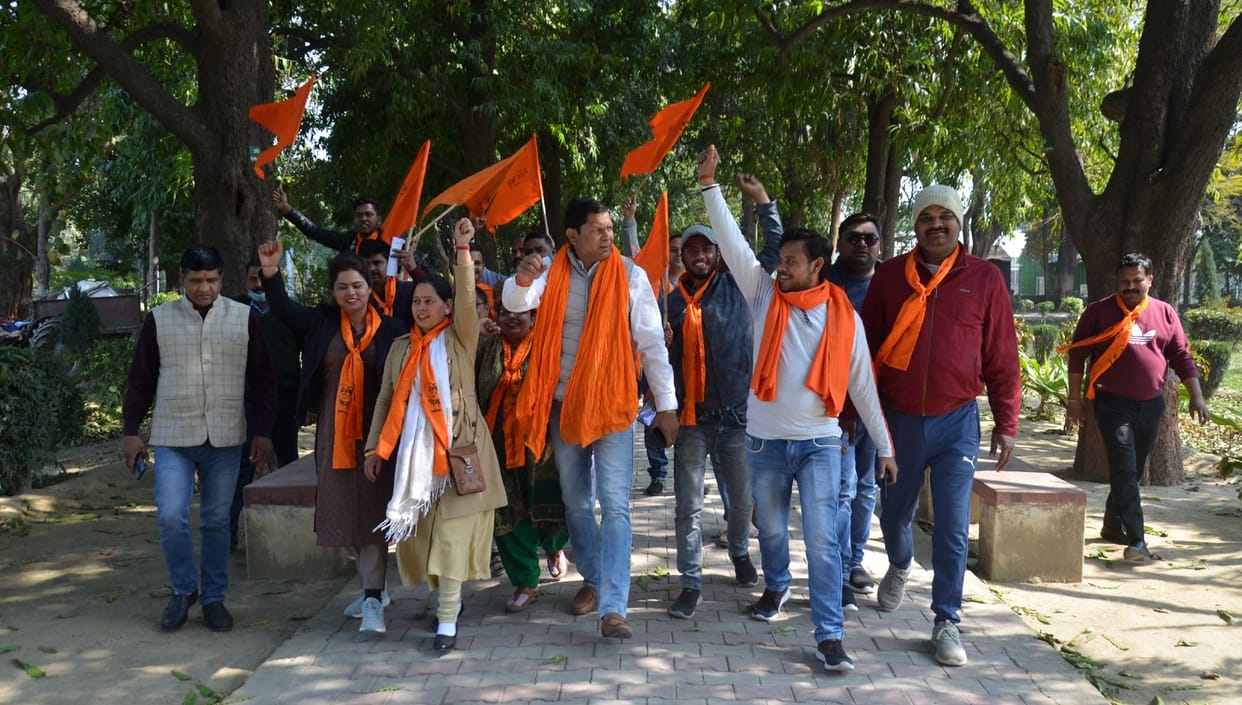 Karni Sena workers reached the parks on Valentine's Day