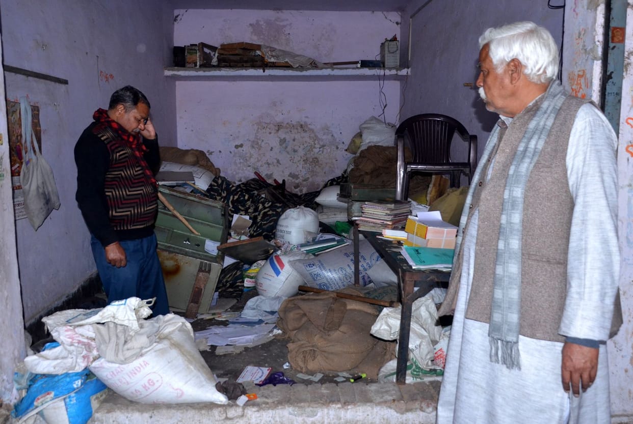 Paramilitary-PAC strictly guarded in Dhanipur Mandi, theft in two shops