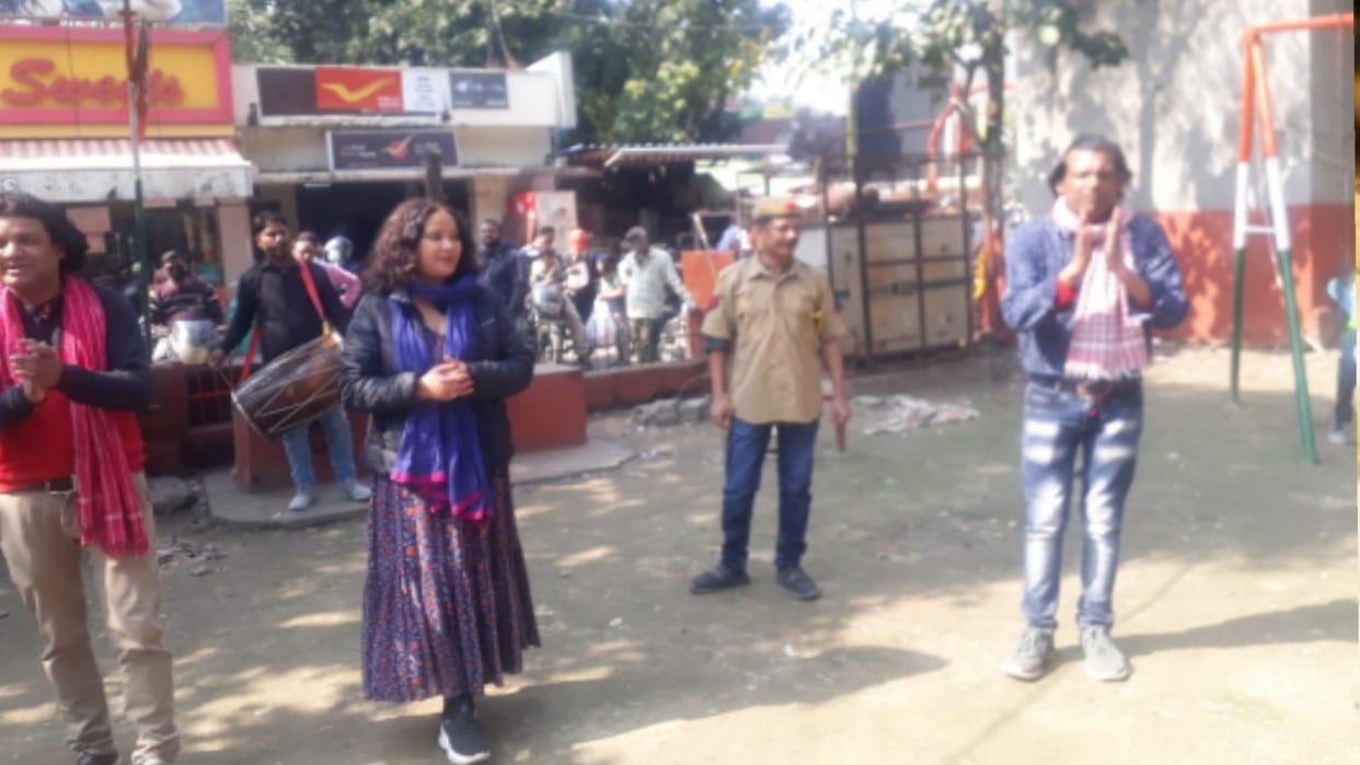 Meerut: Door to door garbage collection company started survey of buildings, installed QR codes and stickers