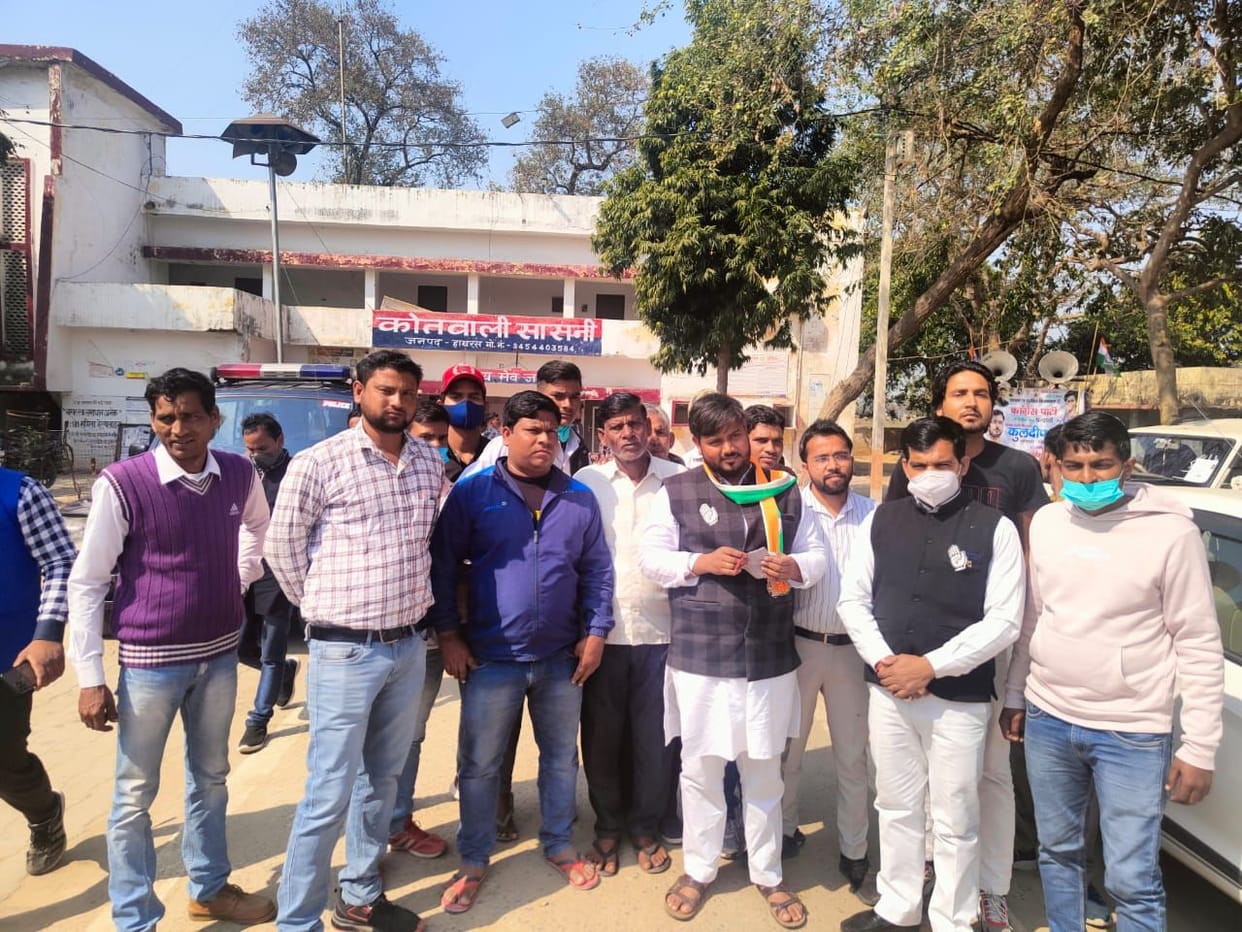 Hathras: Uproar over stopping campaign vehicle of Congress candidate, sat on dharna
