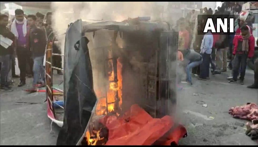 people vandalized auto and beat driver for carrying illegal beef on Bhagwanpur Chowk of Muzaffarpur