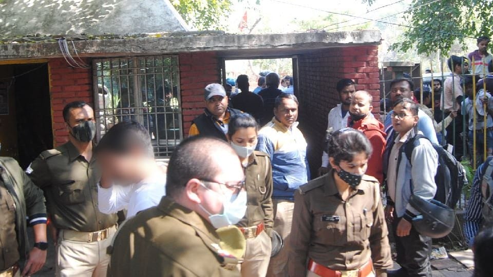 Rashtriya Bajrang Dal workers assaulted the young man and girl on Valentine's Day in Agra