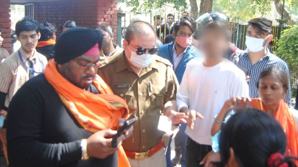 Rashtriya Bajrang Dal workers assaulted the young man and girl on Valentine's Day in Agra