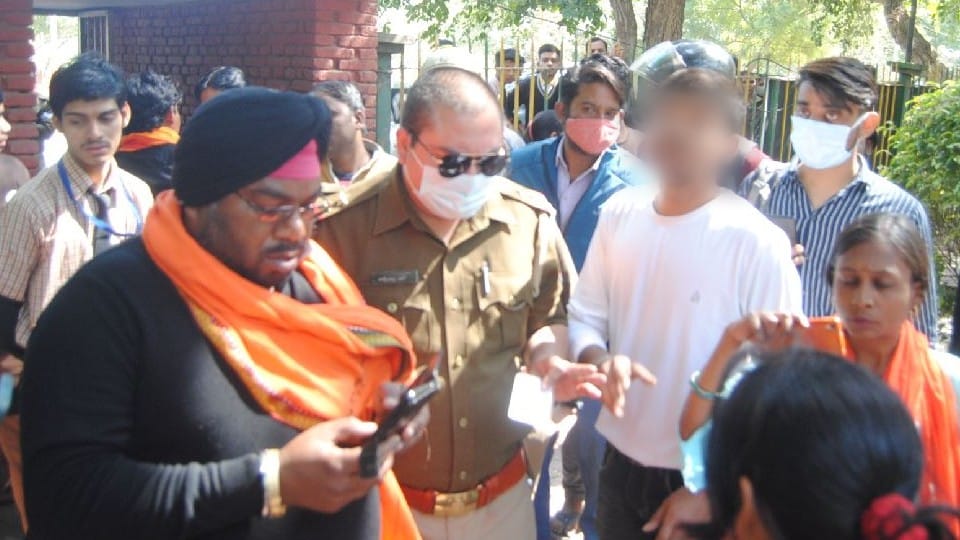 Rashtriya Bajrang Dal workers assaulted the young man and girl on Valentine's Day in Agra