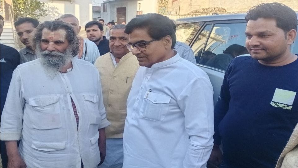 SP General Secretary Ram Gopal Yadav performed worship in Hanuman bagh ashram in Mathura