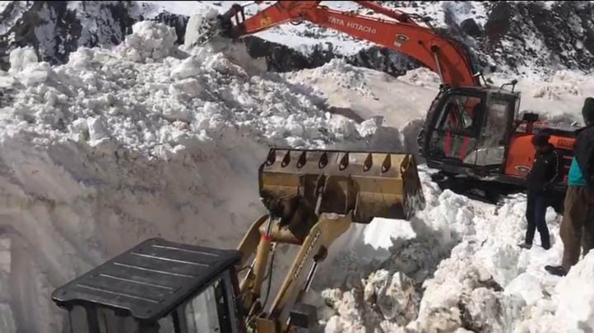 uttarakhand weather update: weather changed again, snowfall started in high altitude areas, see photos