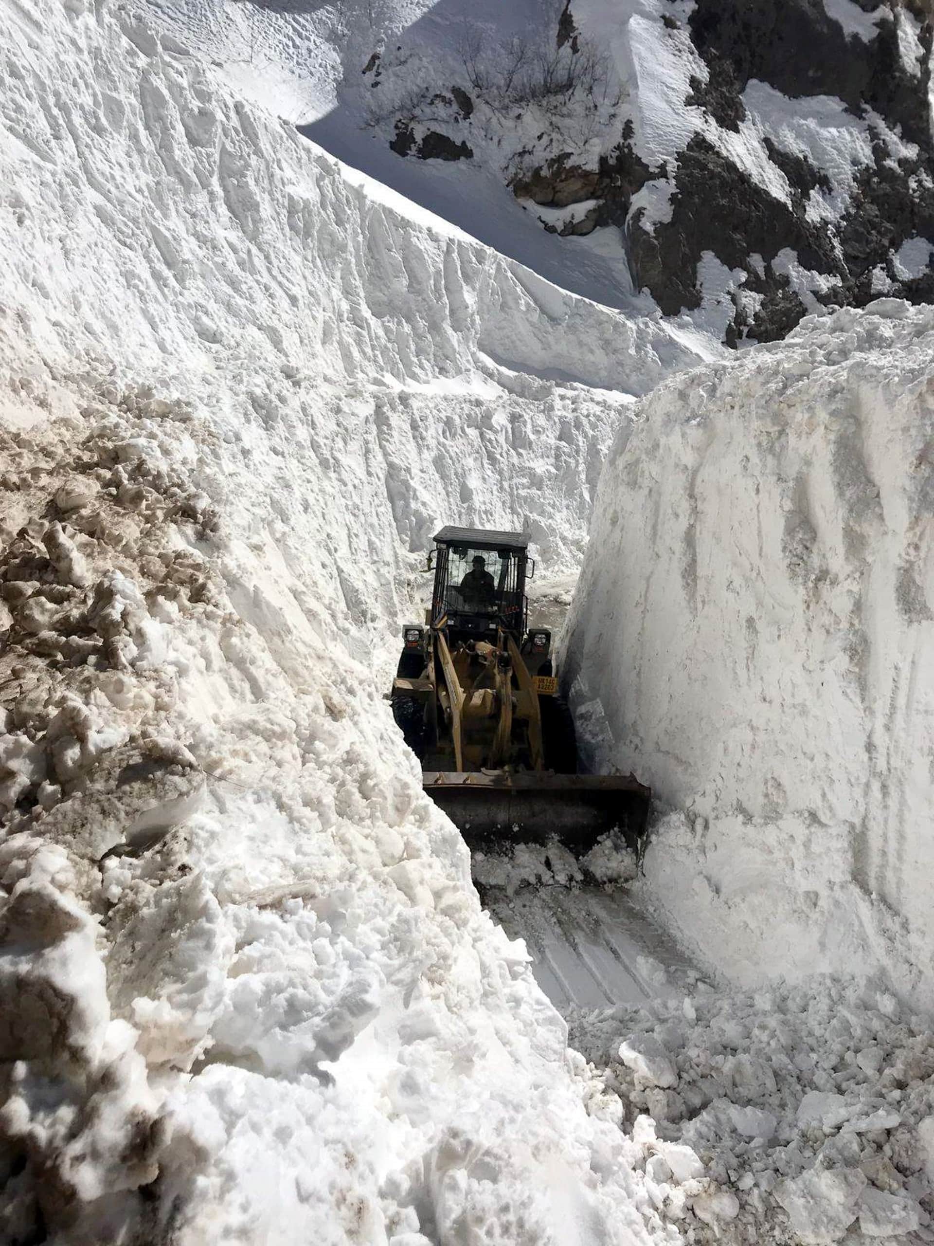 uttarakhand weather update: weather changed again, snowfall started in high altitude areas, see photos
