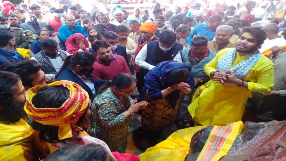Home Minister Amit Shah wife Sonal Shah performed worship in Mukharvind Temple Govardhan in Mathura