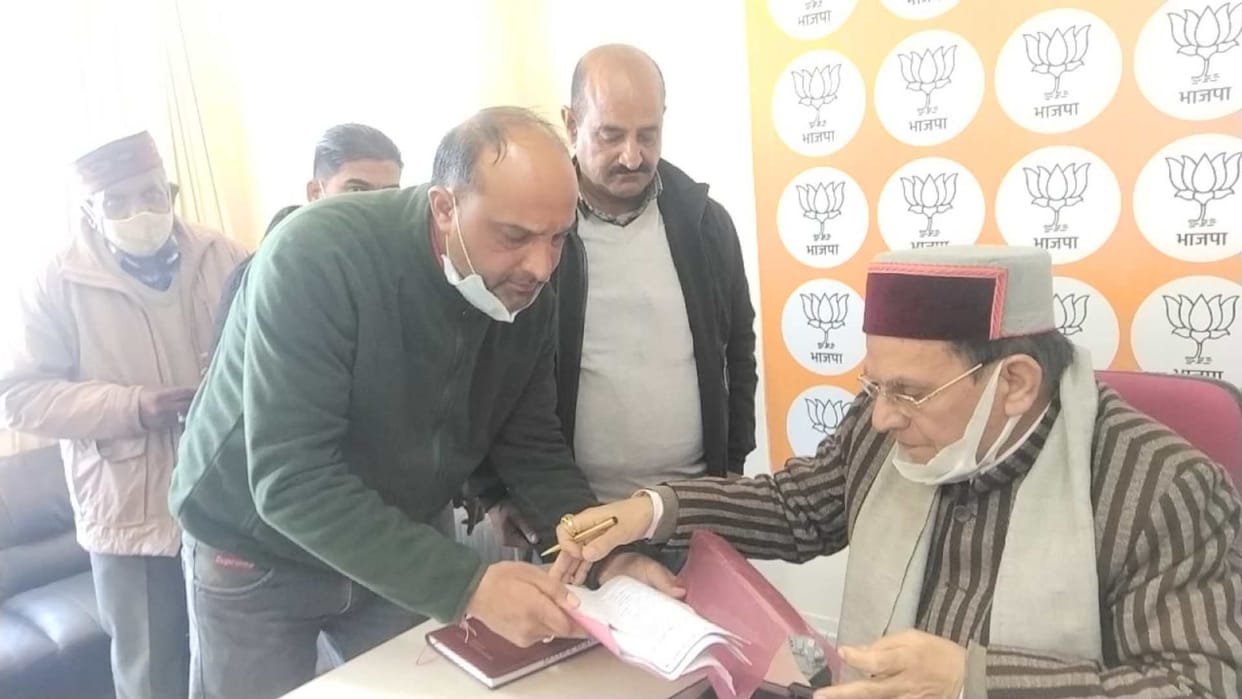 Urban Development Minister Suresh Bhardwaj heard the problems in the state party office Deepakmal