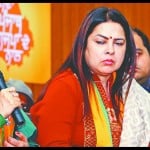 मनीषा गुलाटी व केंद्रीय मंत्री मीनाक्षी लेखी।