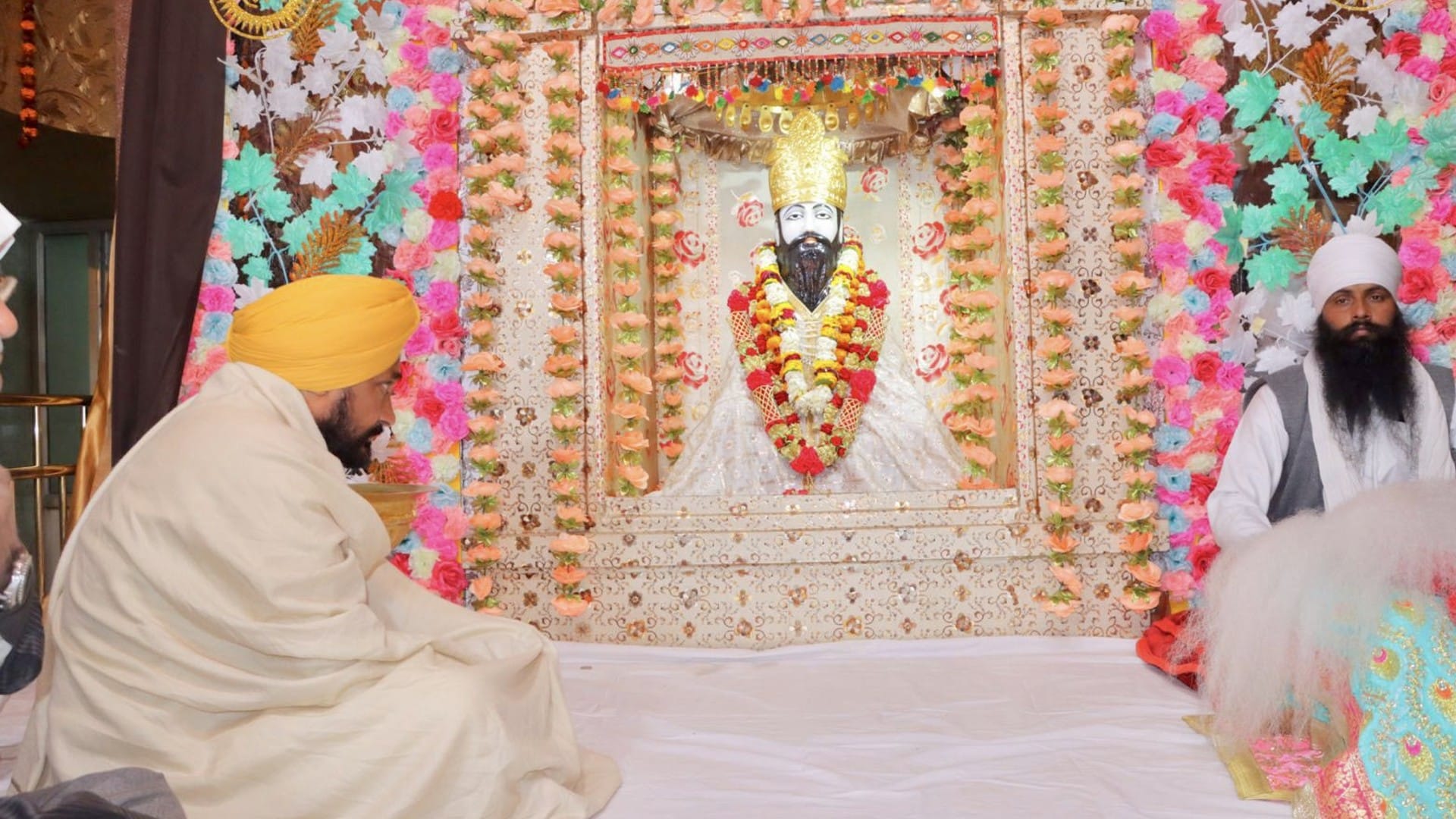 चरणजीत सिंह चन्नी ने संत रविदास जी के मंदिर में माथा टेका।