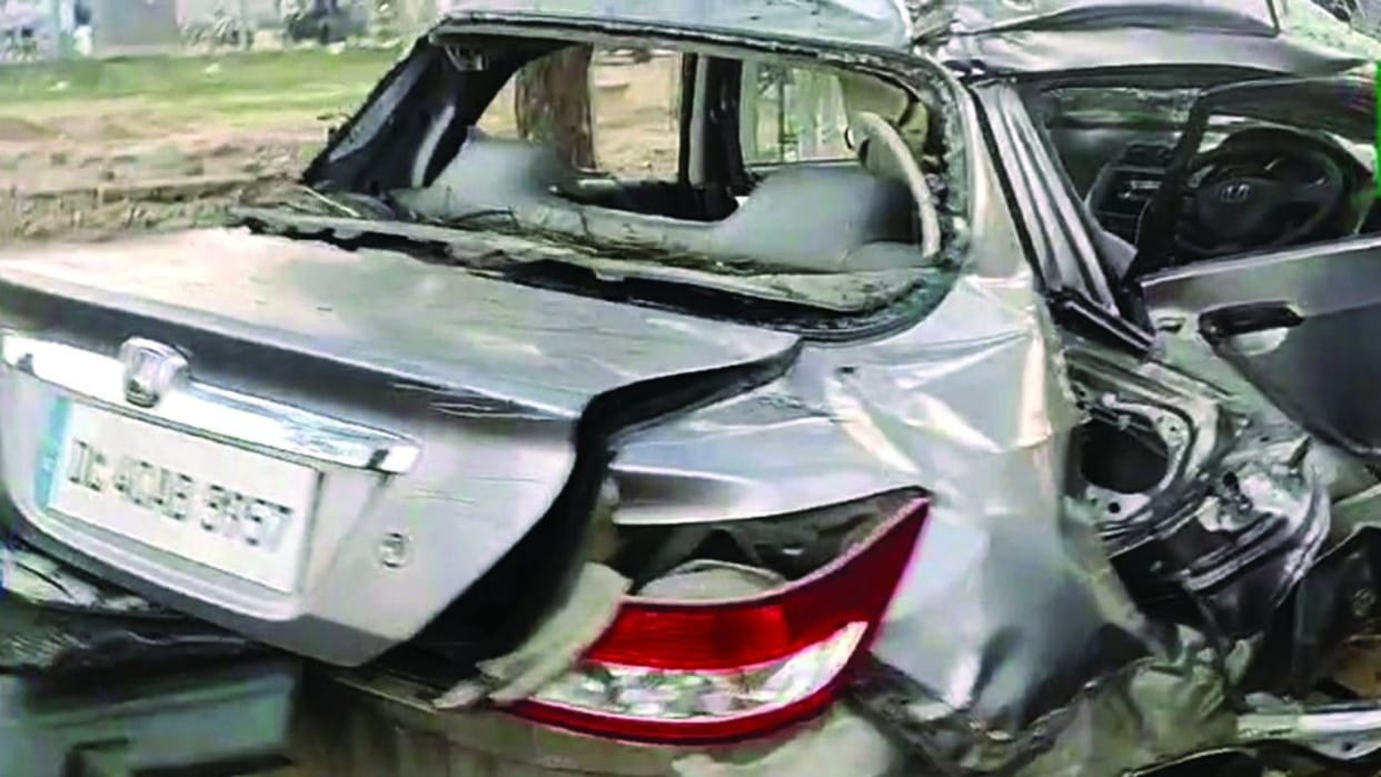 Two dies in accident after car collided with tree in Hisar of Haryana