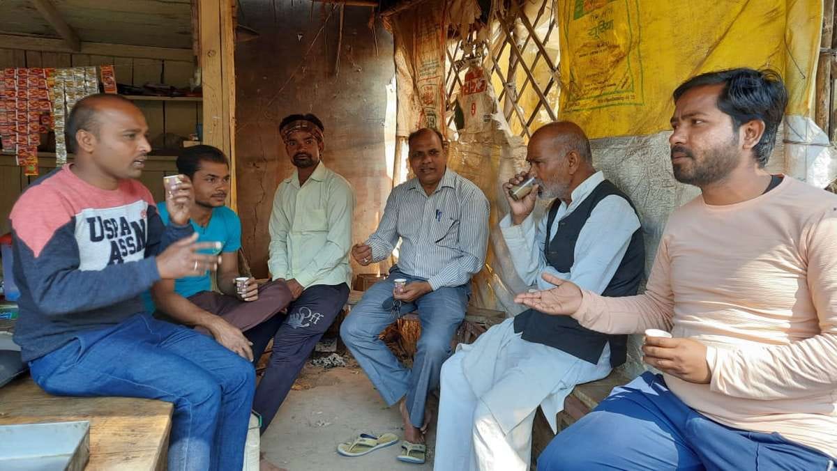 Stoppage of trains and demand of Jaitpur Nagar Panchayat
