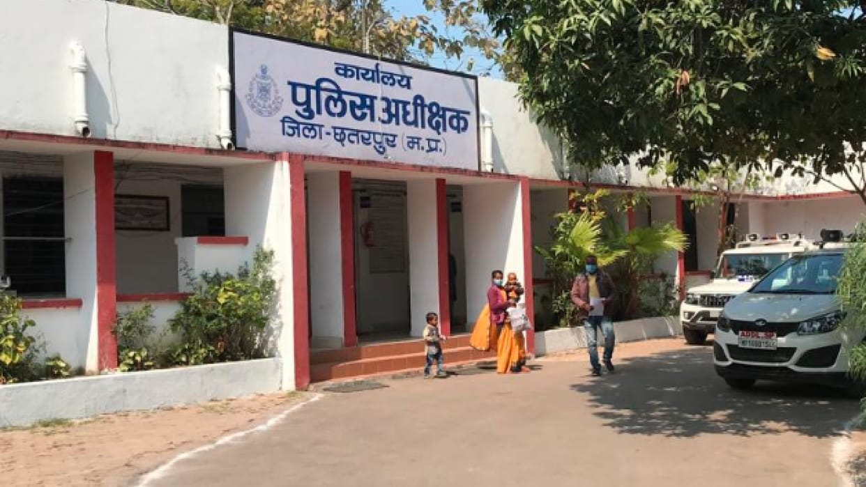 Chhatarpur: Obscene gestures from the minor, if the hearing was not done in the police station, the girl reached the SP office