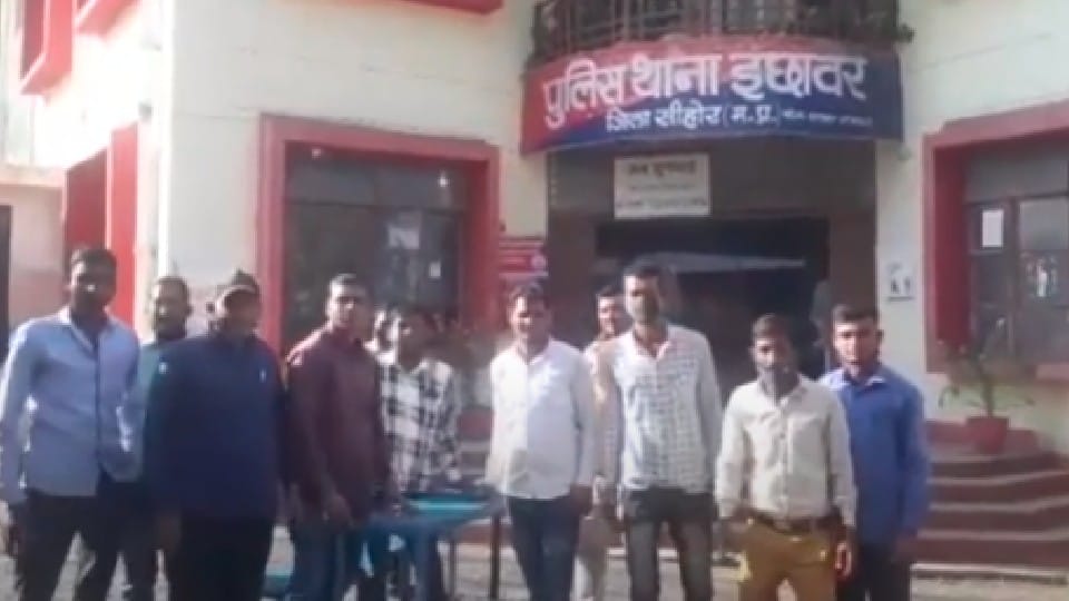 Electricity workers attacked in Sehore: When action was taken, the engineer was thrown into the well, ran to the lineman-helper