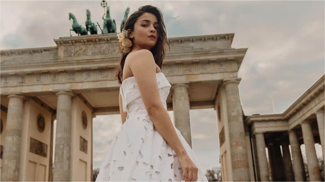 alia bhatt white dolace & gabbana strapless gown in berlin film festival for gangoobai kathiyawadi
