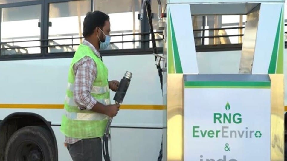 Indore: Saw two buses running from bio-CNG prepared in the plant, in the coming days, this gas will be used in 290 buses