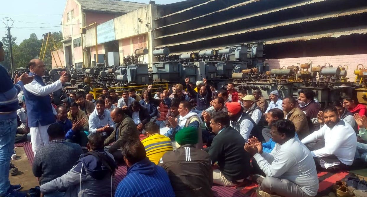Electricity employees raised slogans against SE store, workshop and corporation management
