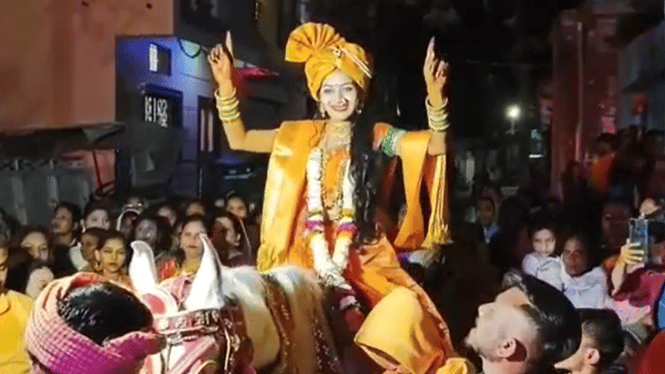 In Burhanpur, bride and groom ride horse for their marriage, CM Says- a commendable initiative