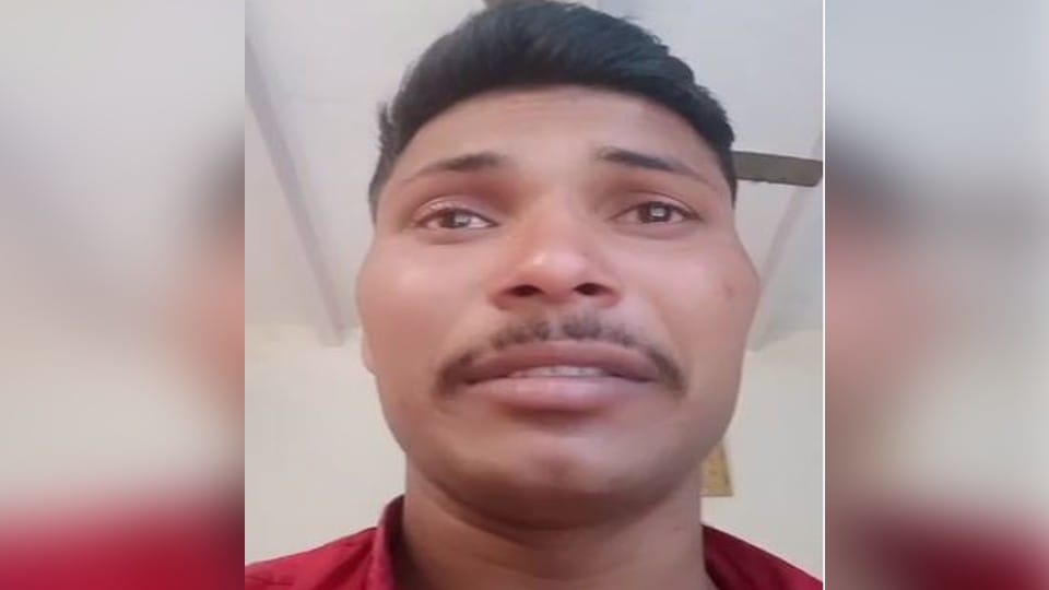 constable commits suicide due to girlfriend and her family threats in agra