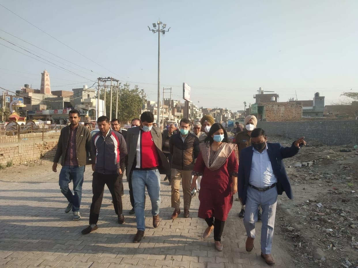 Municipal commissioner Neha Singh landed in the field to check the decaying park and cleanliness system