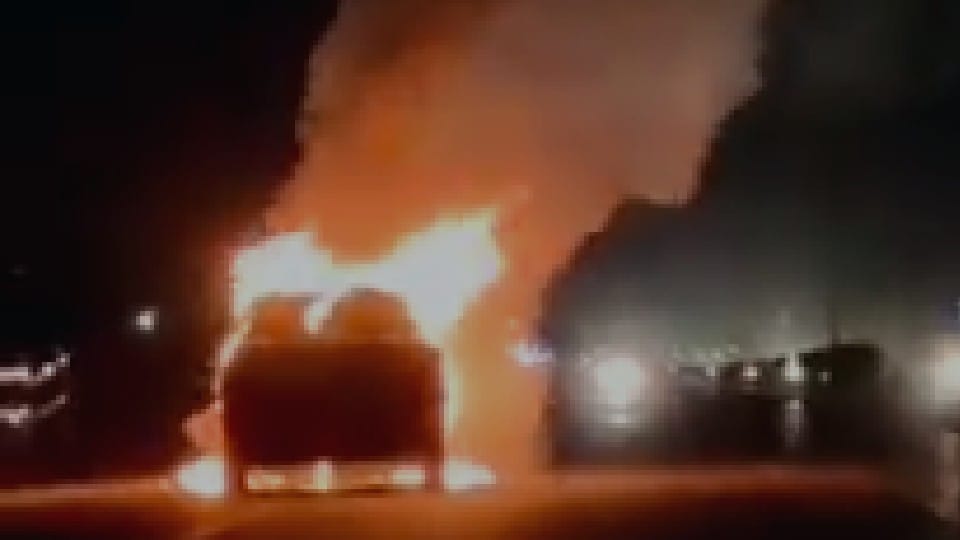 Morena: Fire in moving car on Dholpur road, car riders ran into the village, police suspected that the car was stolen