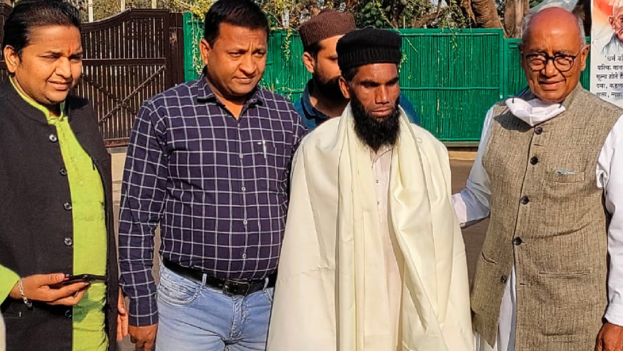 Bhopal: Former CM Digvijay Singh honored Mehboob Khan, who saved a Hindu woman by risking her life.