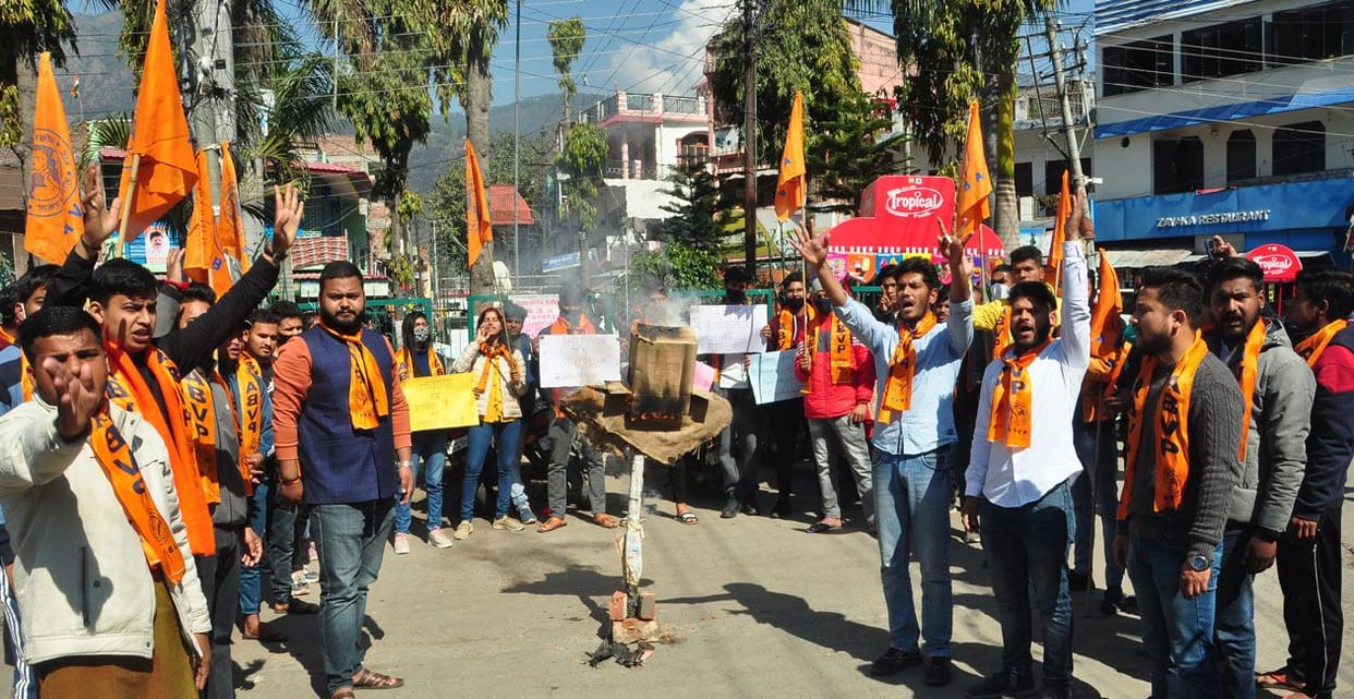 ABVP burns effigy of Tamil Nadu governmentABVP burns effigy of Tamil Nadu government