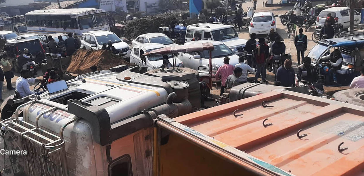 Police station road jammed due to overturning of truck on canal bridge