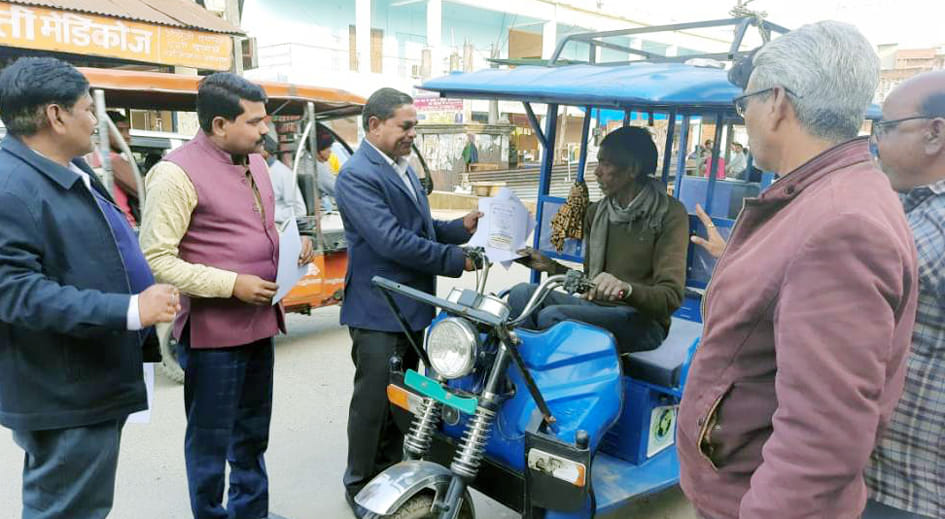 Municipal workers went to the shops and handed over the voting invitation cards
