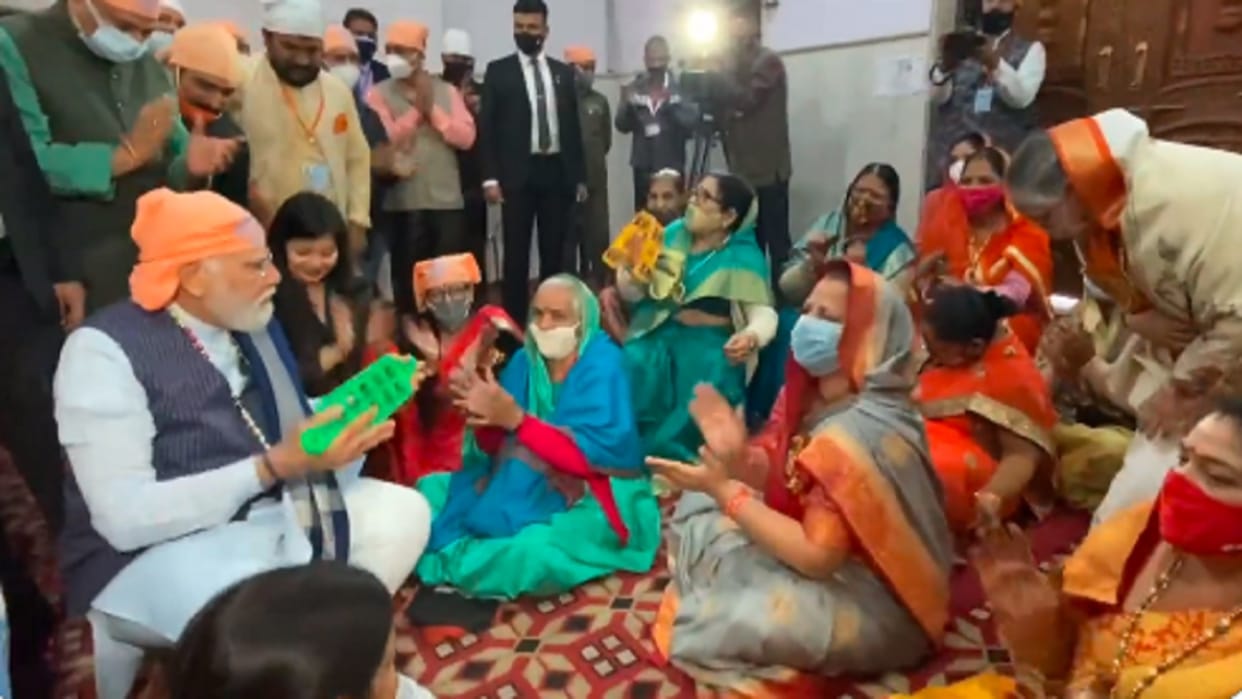 Ravidas Jayanti: On Ravidas Jayanti PM Modi reached Ravidas temple in Karol Bagh worshiped