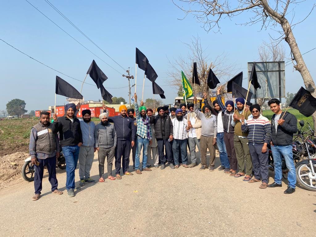 Farmers show black flags to BJP candidate in Banur