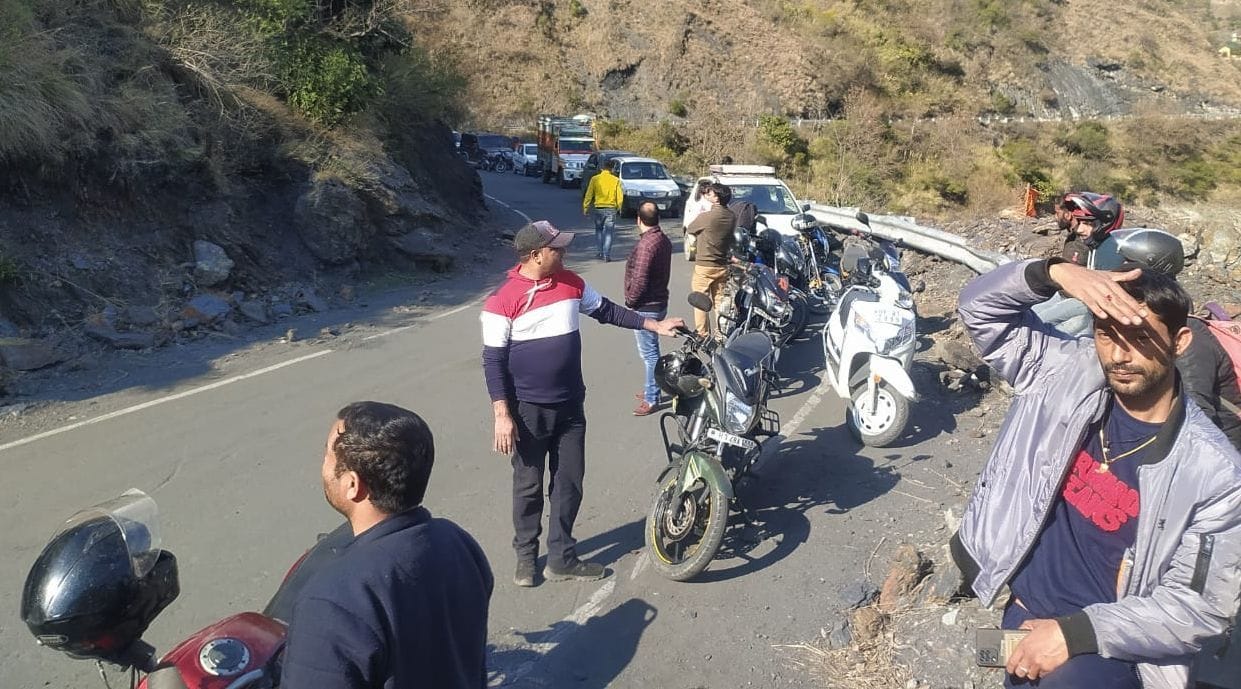 Vehicles crawled on the Chohra-Bhalei road for half an hour