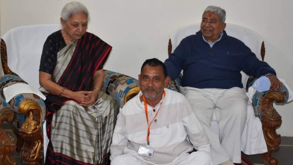 Gonda: Photo of history sheeter with Governor Anandiben Patel goes viral, SO said that he has not committed a crime for 19 years
