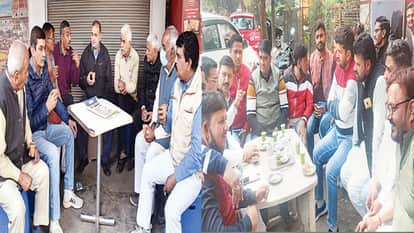 चाय पर चर्चा करते लोग