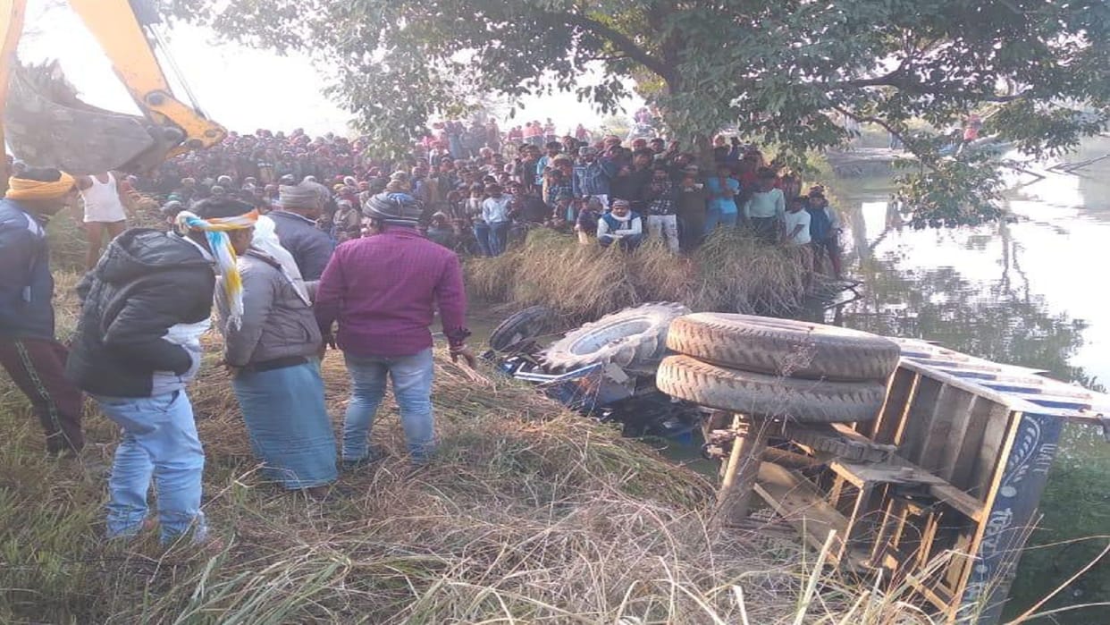 Uncontrollable tractor overturns in roadside pond, two people died due to drowning
